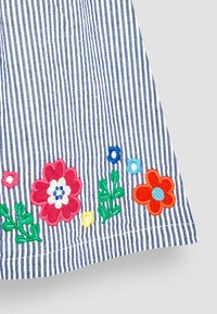 JoJo Maman Bébé BUNNY APPLIQUE PRETTY SUMMER - REGULAR FIT - Denní šaty - navy white stripe floral