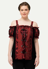 Blusa off-shoulder rossa e nera con motivo floreale, laccatura in raso, accenti metallici e maniche a sbuffo. Dettaglio della parte superiore con texture.
