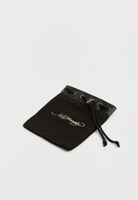 Pochette noire à cordon avec bordure en cuir et œillets argentés, avec logo en script blanc centré sur le devant, sur fond blanc.