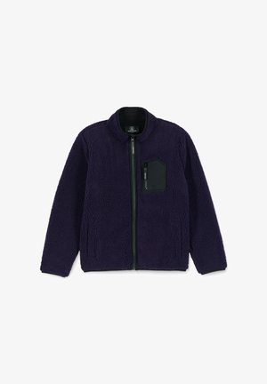 Veste en polaire violette avec une poche poitrine zippée noire, dotée d'un col rond et d'un tissu texturé, avec une fermeture éclair à l'avant.