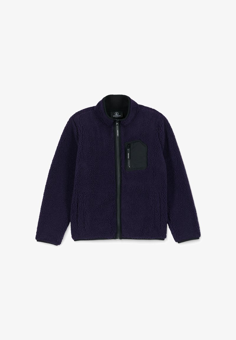 Chaqueta de forro polar morada con un bolsillo frontal con cremallera negra, presenta un cuello redondo y una tela texturizada, con cierre de cremallera en la parte delantera.