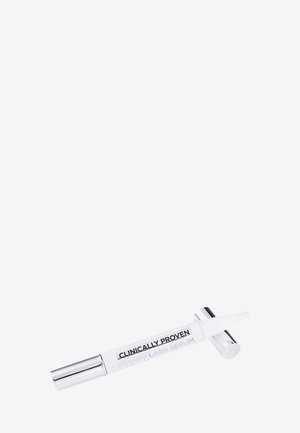 Wimperserum pen met zilveren dop en borsteltje, gelabeld "Klinisch bewezen wimperserum" op een witte achtergrond.