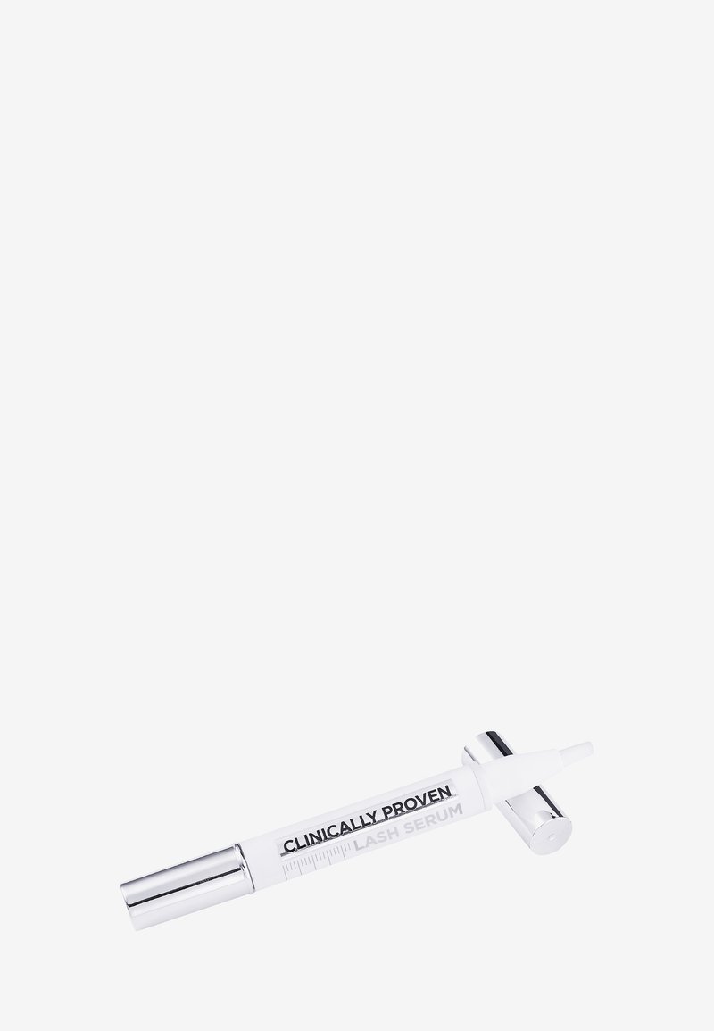Penna siero per ciglia con cappuccio d'argento e applicatore a spazzola, etichettata "Siero per ciglia clinicamente provato" su sfondo bianco.
