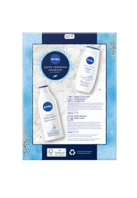 NIVEA Geschenkset mit Creme Soft Duschgel und Express Körperlotion-Flaschen vor einem Hintergrund in Blau und Weiß.