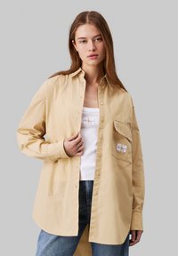 Calvin Klein Jeans LONG UTILITY SHIRT - Camicia - pale khaki