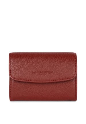 Portefeuille en cuir texturé rouge avec un rabat avant, logo embossé « Lancastre Paris » et coutures sur les bords. Design compact.