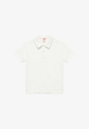 Biała polo z krótkim rękawem, wykonana z teksturowanej tkaniny, z dwoma guzikami na listwie, ułożona płasko na białym tle.