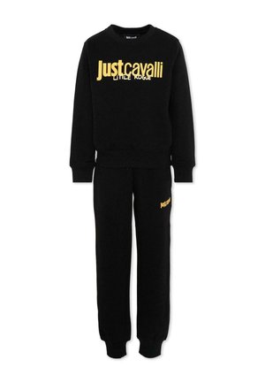 Czarny zestaw bluzy i spodni z żółtym logo "Just Cavalli Little Rogue" na piersi oraz napisem "Just Cavalli" na nogawce spodni.