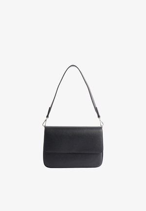 Czarna skórzana torba na ramię o teksturowym wykończeniu, z wyraźnym zapięciem na klapę i odpinanym paskiem na ramię. Prostokątny kształt.