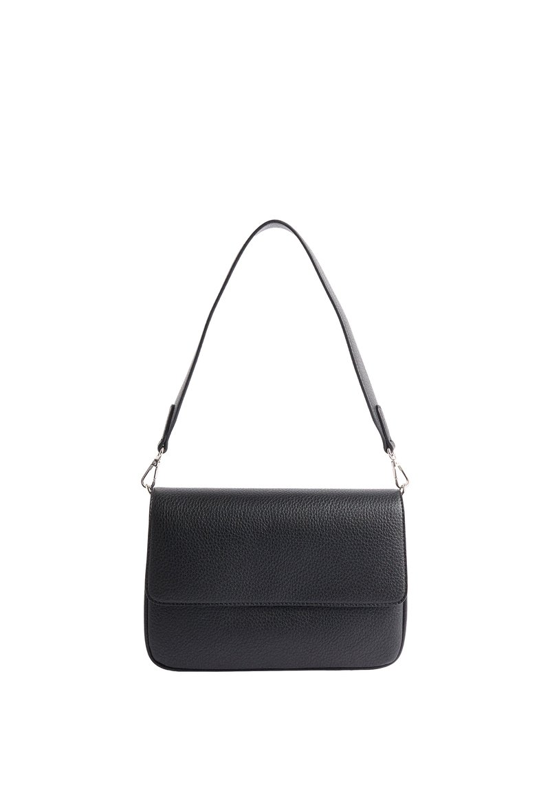 Czarna skórzana torba na ramię o teksturowym wykończeniu, z wyraźnym zapięciem na klapę i odpinanym paskiem na ramię. Prostokątny kształt.