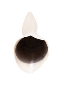 Botín de tobillo de punta afilada en un material de punto texturizado de color crema, con una abertura cónica y un interior liso de color oscuro.