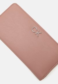 Calvin Klein LOCK WALLET  - Portafoglio - ash rose