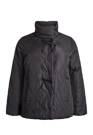 Črna prešita jakna z visokim ovratnikom, dvema sprednjima žepoma, zapiranjem na zaponke in gladko teksturo z značilnim vzorcem valov.