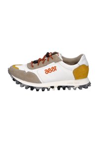 Buty sportowe z białą skórzaną cholewką, akcentami z brązowego zamszu, żółtym obcasem i czarną gumową podeszwą. Posiadają pomarańczowe sznurowadła i branding.