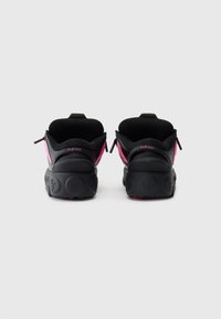 Czarne sneakersy z różowymi akcentami, z amortyzowaną podeszwą, teksturowaną gumową podeszwą zewnętrzną i pętlami z tyłu dla łatwego zakładania.