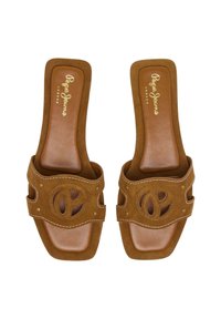 Bruine suède slidesandalen met een vierkante neus, uitsnijdingen met een circulair embleem en gouden hardware-accenten op een gladde zool.