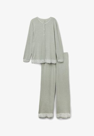 Lichtgrijs pyjamashirt met knopen en lange mouwen, en bijpassende broek met witte kanten afwerking aan de manchetten en zoom.