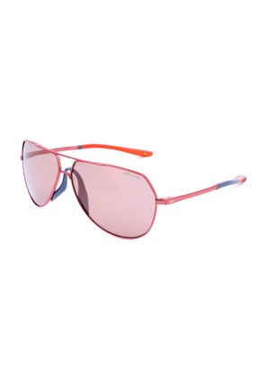 Occhiali da sole aviator con lente tinta rosa, sottile montatura in metallo, astine rosse e blu e lenti con marchio Nike Course.