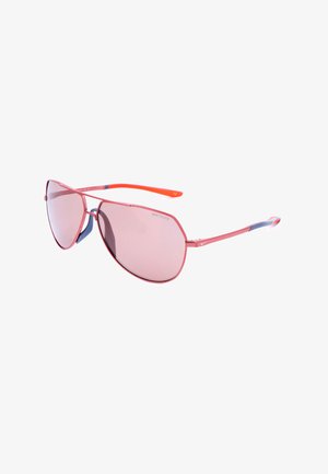 Occhiali da sole aviator con lente tinta rosa, sottile montatura in metallo, astine rosse e blu e lenti con marchio Nike Course.