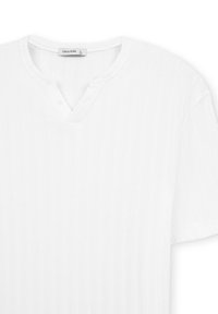 T-shirt bianco a manica corta con un motivo a coste testurizzato, caratterizzato da un collo henley con due bottoni e un'etichetta interna.