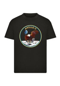 Schwarzes kurzärmliges T-Shirt mit einem kreisförmigen Apollo-11-Design, das einen Weißkopfseeadler, die Erde und einen Hintergrund mit der Mondoberfläche in lebendigen Farben zeigt.