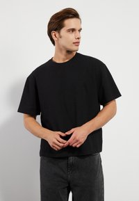 Pier One Jednoduché tričko - true black