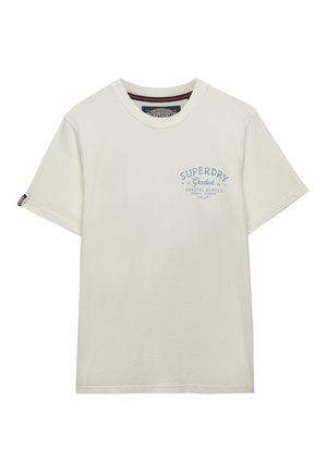 Hvid kortærmet T-shirt med blå "Superdry Graded Coastal Supply" tekst på venstre bryst og rund halsudskæring.