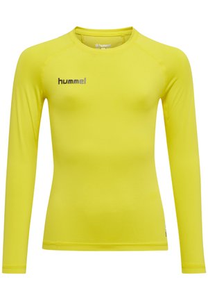 Langarm sportshirt in felgeel, gemaakt van gladde stof. Heeft een ronde halslijn en een metalen logo op de borst.