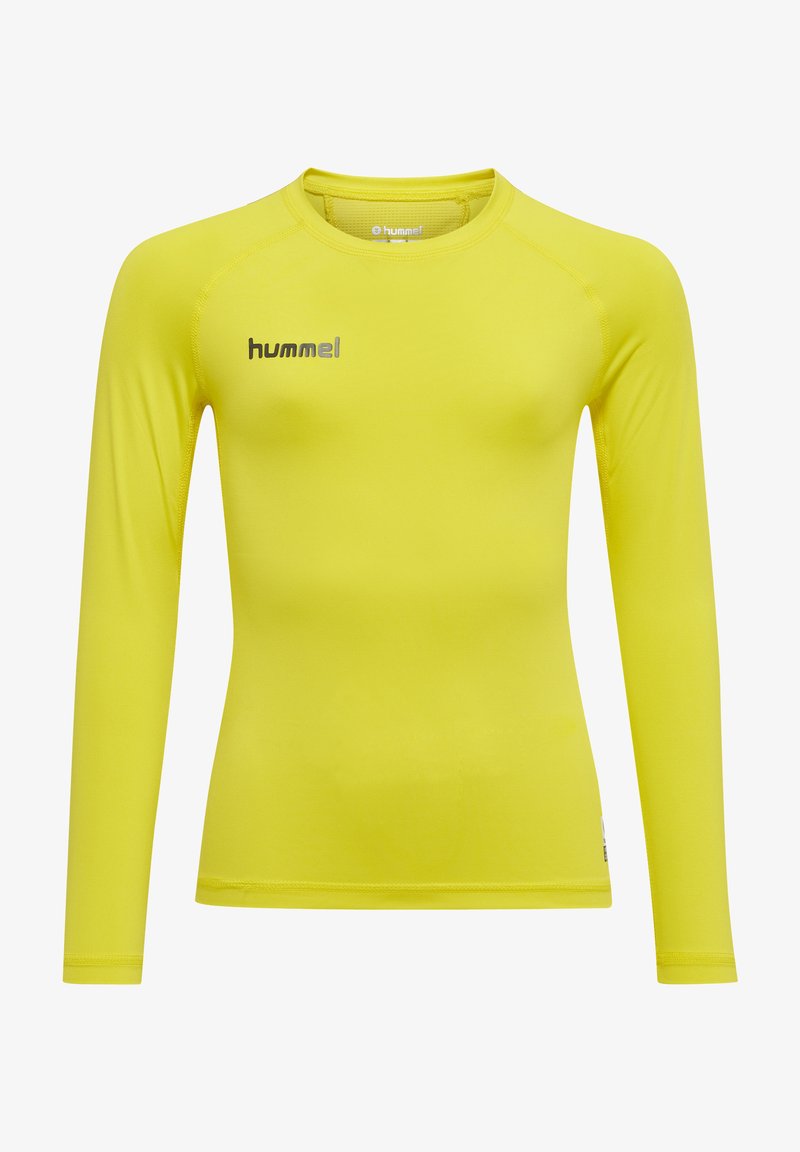 Langärmliges Sportshirt in leuchtendem Gelb, aus glattem Stoff gefertigt. Hat einen Rundhalsausschnitt und ein Metall-Logo auf der Brust.