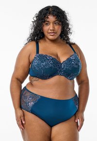 Teal kanten bh met beugel en verstelbare bandjes, gecombineerd met bijpassende high-waisted onderbroeken met kantaccenten en een gladde afwerking.