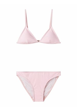 Lichtroze tweedelige bikini met een triangel top en klassieke broekjes, gemaakt van gladde stof.