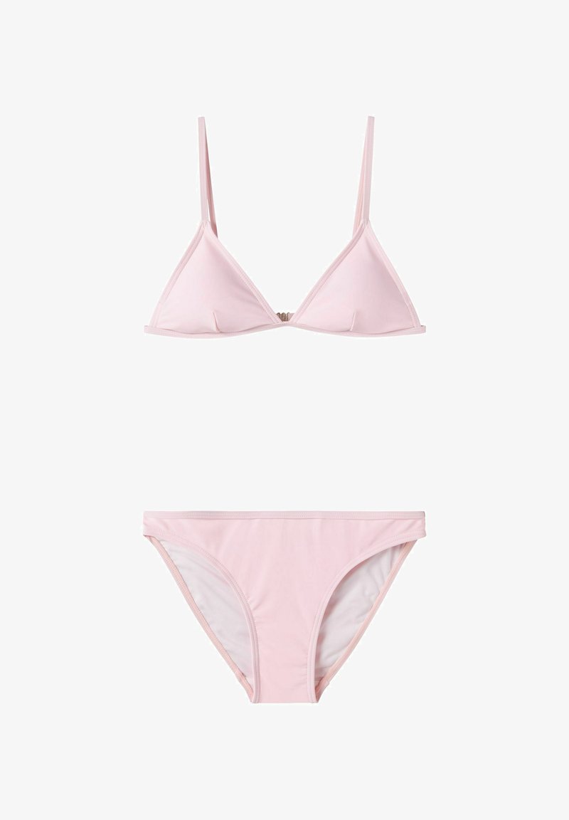 Bikini deux pièces rose clair avec haut triangle et bas coupe classique, fabriqué en tissu lisse.