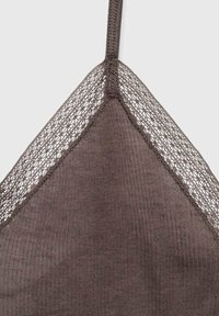 Hnědý bralet s měkkou, žebrovanou tkaninou a krajkovým lemem u výstřihu, tenkými nastavitelnými ramínky. Texturovaný povrch po celém obvodu.