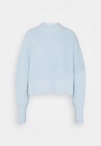 Vaaleansininen, lyhyt neulepusero, jossa on ribattua pintaa, korkea kaulus ja leveät hihat.