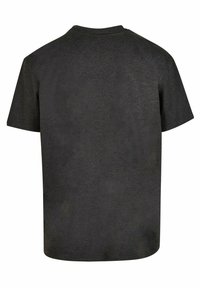 Camiseta negra de manga corta con escote redondo. Hecha de una tela suave y ligera. Espalda plana sin gráficos o patrones visibles.