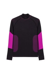 Top negro de manga larga con cuello alto, que presenta acentos sólidos en púrpura y rayas rosas en las mangas. Hecho de tela texturizada.