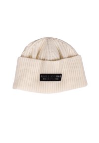 Gorro de punto en blanco crema, con textura acanalada y un puño doblado. Acentuado con una etiqueta negra que dice "ARMANI EXCHANGE".
