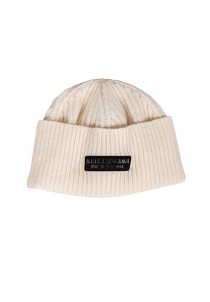 Berretto lavorato a maglia in bianco crema, caratterizzato da una texture a coste e un risvolto. Accentuato da un'etichetta nera con la scritta "ARMANI EXCHANGE."