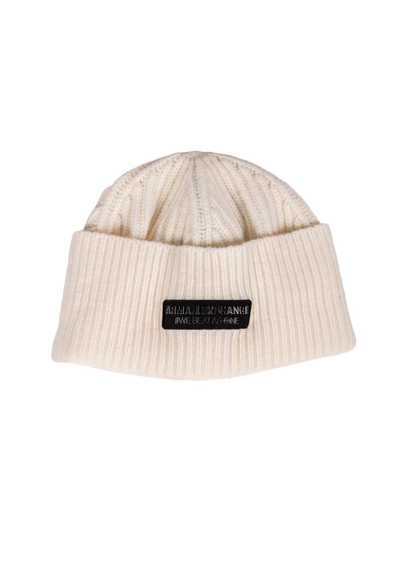Gorro de punto en blanco crema, con textura acanalada y un puño doblado. Acentuado con una etiqueta negra que dice "ARMANI EXCHANGE".