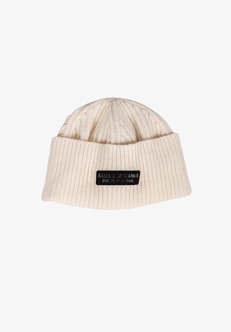 Gorro de punto en blanco crema, con textura acanalada y un puño doblado. Acentuado con una etiqueta negra que dice "ARMANI EXCHANGE".