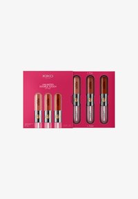 Set di rossetti KIKO Unlimited Double Touch in una scatola rosa contenente tre tubetti di prodotto labbra con dettagli metallici e etichette colorate.