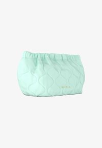 Ljusblå quiltad kosmetikapåse med elastisk topp och "RITUALS..."-logotyp i guldtryck i mitten fram.