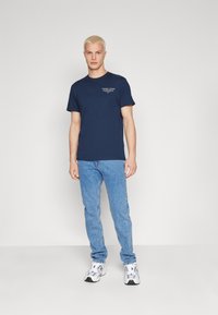 Tommy Jeans SLIM ESSENTIAL GRAPHIC TEE - Marškinėliai su spaudiniu - dark night navy