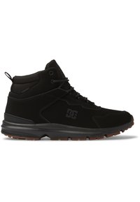 Zapatillas altas negras con parte superior texturizada, puntera reforzada y suela de goma marrón en contraste. Incluye cordones visibles y una marca destacada.