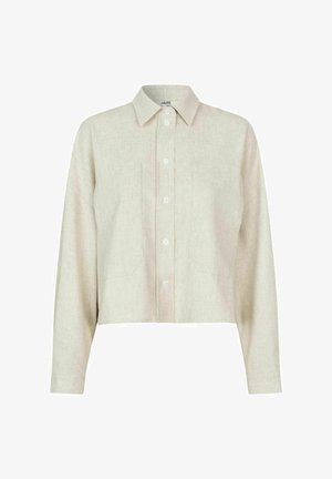 Zastrihnutá svetlobéžová košeľa z textúrovaného materiálu s dlhými rukávmi, klasickým golierom a dvoma prednými vreckami. Zapínanie na biele gombíky.