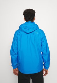 Giacca impermeabile blu con cappuccio, polsini elasticizzati e un piccolo logo sul retro. Tessuto morbido, vestibilità comoda, progettata per l'uso all'aperto.