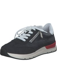 Sneaker nera in pelle con lacci bianchi, dettaglio con zip argentata e accentuazione rossa sul tallone. Presenta una soletta ammortizzata e una parte superiore testurizzata.