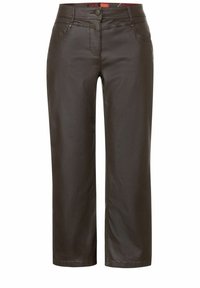 Bruine nep leren broek met een rechte snit, vijf zakken en een contrasterende tailleband met rode accenten en een logo.