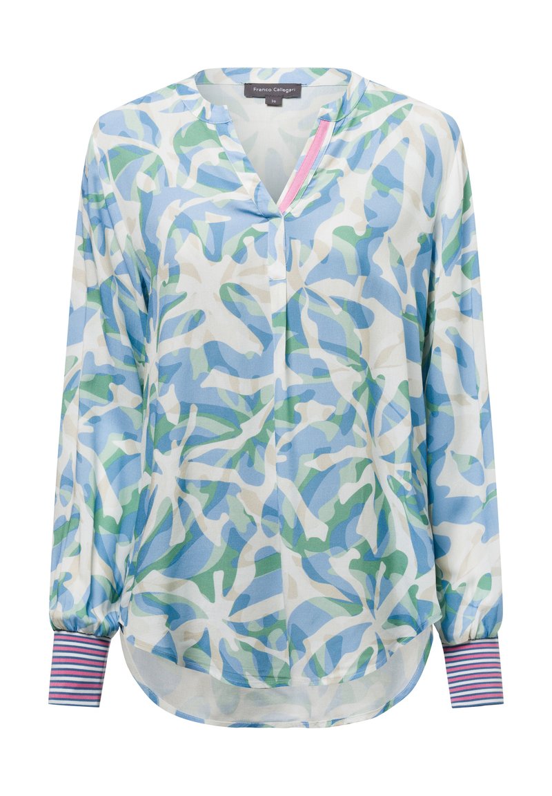 Blusa a maniche lunghe in un pattern blu chiaro, verde e crema. Tessuto leggero, design senza colletto, con accenti a righe sui polsini e una fessura frontale.