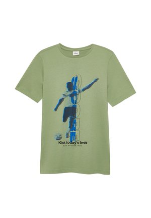 Jasnozielona koszulka z niebieską grafiką osoby kopiącej piłkę nożną oraz tekstem „s.Oliver” i „Przekrocz dzisiejszy limit.”